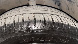 Used 2023 Hyundai New i20 Asta (O) 1.2 IVT Petrol Automatic tyres RIGHT FRONT TYRE TREAD VIEW