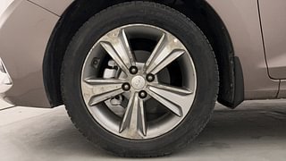 Used 2018 Hyundai Verna [2017-2020] 1.6 VTVT SX Petrol Manual tyres LEFT FRONT TYRE RIM VIEW