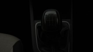 Used 2018 Hyundai Verna [2017-2020] 1.6 VTVT SX Petrol Manual interior GEAR  KNOB VIEW