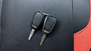 Used 2017 Mahindra KUV100 [2015-2017] K6 6 STR Petrol Manual extra CAR KEY VIEW