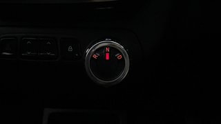 Used 2018 Renault Kwid [2015-2019] 1.0 RXT AMT Petrol Automatic interior GEAR  KNOB VIEW