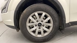 Used 2018 Mahindra XUV500 [2017-2021] W9 AT Diesel Automatic tyres LEFT FRONT TYRE RIM VIEW