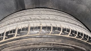 Used 2022 volkswagen Vento Highline Plus 1.0L TSI Petrol AT Petrol Automatic tyres RIGHT REAR TYRE TREAD VIEW