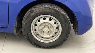 Used 2015 Hyundai Eon [2011-2018] Era Petrol Manual tyres RIGHT FRONT TYRE RIM VIEW
