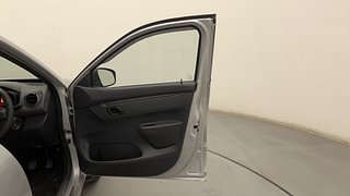 Used 2016 Renault Kwid [2015-2019] RXT Petrol Manual interior RIGHT FRONT DOOR OPEN VIEW