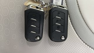 Used 2022 Mahindra XUV700 AX 3 Diesel AT 5 STR Diesel Automatic extra CAR KEY VIEW