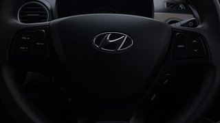 Used 2018 Hyundai Grand i10 [2017-2020] Sportz (O) AT 1.2 Kappa VTVT Petrol Automatic top_features Airbags