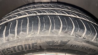 Used 2017 Volkswagen Ameo [2016-2020] Highline1.2L (P) Petrol Manual tyres RIGHT FRONT TYRE TREAD VIEW