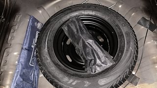 Used 2018 Renault Kwid [2015-2019] 1.0 RXT AMT Opt Petrol Automatic tyres SPARE TYRE VIEW