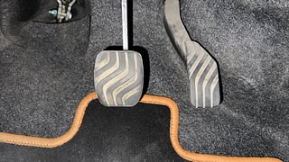 Used 2019 Renault Kwid [2015-2019] 1.0 RXT AMT Opt Petrol Automatic interior PEDALS VIEW