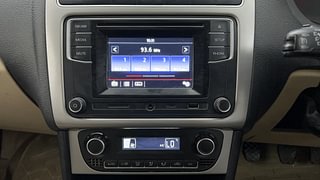 Used 2017 Volkswagen Ameo [2016-2020] Highline1.2L (P) Petrol Manual interior MUSIC SYSTEM & AC CONTROL VIEW