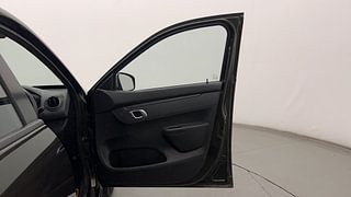 Used 2019 Renault Kwid [2015-2019] 1.0 RXT AMT Opt Petrol Automatic interior RIGHT FRONT DOOR OPEN VIEW
