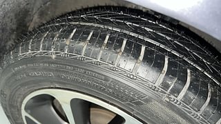 Used 2019 Hyundai Grand i10 [2017-2020] Sportz AT 1.2 Kappa VTVT Petrol Automatic tyres RIGHT FRONT TYRE TREAD VIEW