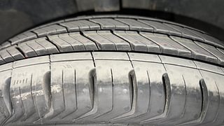 Used 2019 Renault Kwid [2015-2019] 1.0 RXT AMT Opt Petrol Automatic tyres RIGHT FRONT TYRE TREAD VIEW