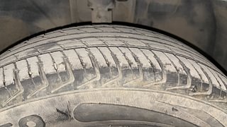 Used 2018 Renault Kwid [2015-2019] 1.0 RXT AMT Opt Petrol Automatic tyres RIGHT FRONT TYRE TREAD VIEW