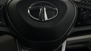 Used 2022 Tata Altroz XZA+ Petrol Automatic top_features Airbags