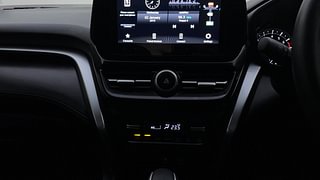 Used 2022 Toyota Urban Cruiser Hyryder V Neodrive AT Petrol Automatic top_features Automatic climate control