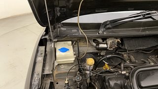 Used 2016 Renault Kwid [2015-2019] RXT Petrol Manual engine ENGINE RIGHT SIDE HINGE & APRON VIEW