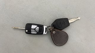 Used 2017 Mahindra TUV300 [2015-2020] T8 mHAWK100 Dual Tone Diesel Manual extra CAR KEY VIEW