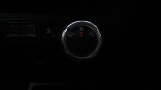 Used 2019 Renault Kwid [2015-2019] 1.0 RXT AMT Opt Petrol Automatic interior GEAR  KNOB VIEW