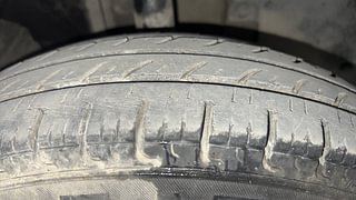 Used 2019 Renault Kwid [2015-2019] 1.0 RXT AMT Petrol Automatic tyres RIGHT FRONT TYRE TREAD VIEW