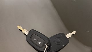 Used 2019 Renault Kwid [2015-2019] 1.0 RXT AMT Petrol Automatic extra CAR KEY VIEW