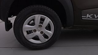 Used 2019 Renault Kwid [2015-2019] 1.0 RXT AMT Opt Petrol Automatic tyres RIGHT REAR TYRE RIM VIEW