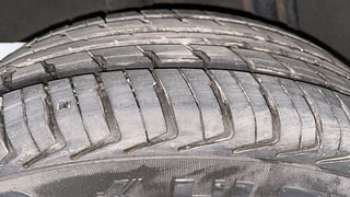 Used 2019 Renault Kwid [2015-2019] 1.0 RXT AMT Opt Petrol Automatic tyres RIGHT REAR TYRE TREAD VIEW