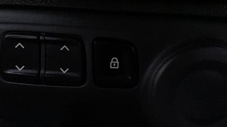 Used 2016 Renault Kwid [2015-2019] RXT Petrol Manual top_features Central locking