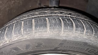 Used 2017 Hyundai Grand i10 [2017-2020] Sportz (O) AT 1.2 Kappa VTVT Petrol Automatic tyres RIGHT FRONT TYRE TREAD VIEW