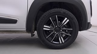 Used 2023 Renault Kwid Climber AMT 1.0L SCe Petrol Automatic tyres RIGHT FRONT TYRE RIM VIEW