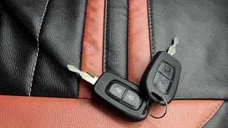 Used 2018 Renault Kwid [2015-2019] RXT Petrol Manual extra CAR KEY VIEW