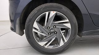 Used 2021 Hyundai New i20 Asta 1.0 Turbo IMT Petrol Manual tyres RIGHT REAR TYRE RIM VIEW