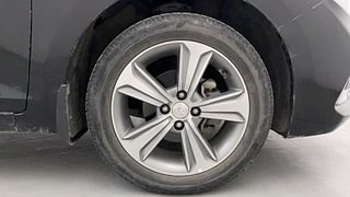 Used 2019 Hyundai Verna [2017-2020] 1.6 VTVT SX Petrol Manual tyres RIGHT FRONT TYRE RIM VIEW