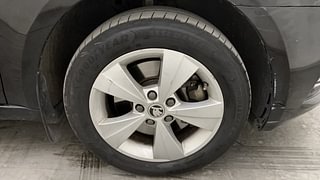 Used 2018 Skoda Octavia [2017-2019] Style 1.8 TSI AT Petrol Automatic tyres RIGHT FRONT TYRE RIM VIEW