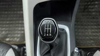 Used 2022 Nissan Magnite XV Turbo Executive Petrol Manual interior GEAR  KNOB VIEW