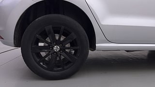 Used 2015 Volkswagen Polo [2015-2019] Highline1.2L (P) Petrol Manual tyres RIGHT REAR TYRE RIM VIEW