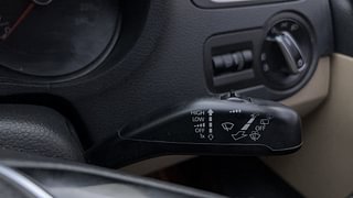 Used 2015 Volkswagen Polo [2015-2019] Highline1.2L (P) Petrol Manual top_features Rain sensing wipers