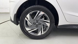 Used 2021 Hyundai New i20 Asta (O) 1.0 Turbo DCT Petrol Automatic tyres RIGHT REAR TYRE RIM VIEW
