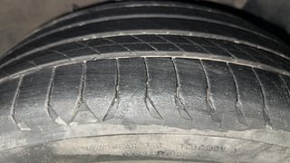 Used 2019 Hyundai Verna [2017-2020] 1.6 VTVT SX + AT Petrol Automatic tyres RIGHT FRONT TYRE TREAD VIEW