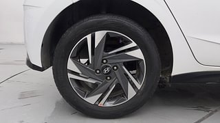 Used 2021 Hyundai New i20 Asta 1.0 Turbo IMT Petrol Manual tyres RIGHT REAR TYRE RIM VIEW