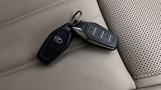 Used 2015 Mahindra XUV500 [2015-2018] W10 Diesel Manual extra CAR KEY VIEW