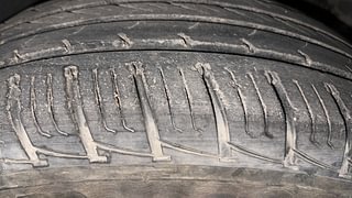 Used 2019 Renault Duster [2015-2019] 85 PS RXS MT Diesel Manual tyres RIGHT FRONT TYRE TREAD VIEW