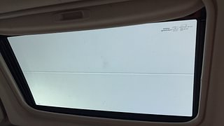 Used 2015 Mahindra XUV500 [2015-2018] W10 Diesel Manual top_features Sunroof