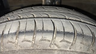 Used 2017 Maruti Suzuki Swift [2011-2017] ZXi Petrol Manual tyres LEFT FRONT TYRE TREAD VIEW