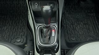 Used 2018 JEEP Compass [2017-2021] Limited 1.4 Petrol AT Petrol Automatic interior GEAR  KNOB VIEW