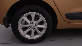 Used 2015 Hyundai Grand i10 Asta AT 1.2 Kappa VTVT Petrol Automatic tyres RIGHT REAR TYRE RIM VIEW