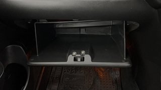 Used 2015 Maruti Suzuki Swift [2014-2017] LXI (O) Petrol Manual top_features Glove compartment