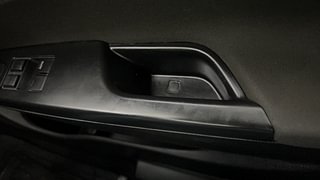Used 2015 Maruti Suzuki Swift [2014-2017] LXI (O) Petrol Manual top_features Door pockets