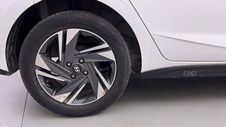 Used 2021 Hyundai New i20 Asta (O) 1.0 Turbo DCT Petrol Automatic tyres RIGHT REAR TYRE RIM VIEW